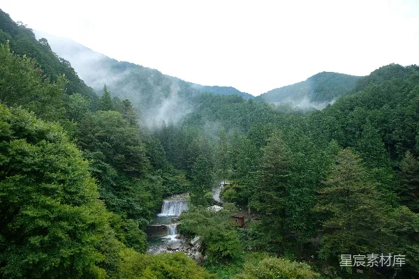 高清摄影 山谷中的瀑布与雾气