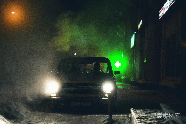高清摄影 雪夜里的复古车与霓虹灯