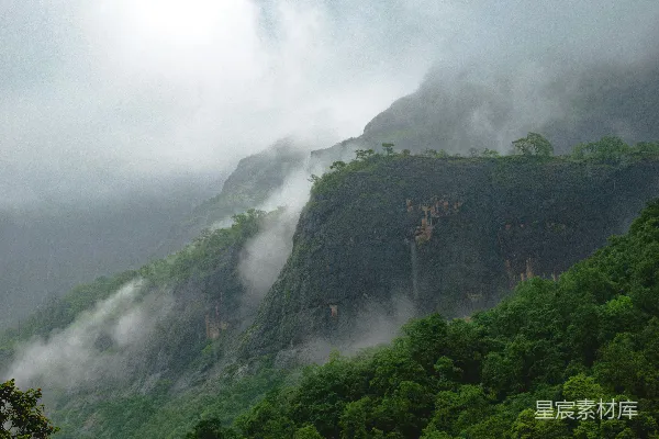 高清摄影 云雾缭绕的山峰