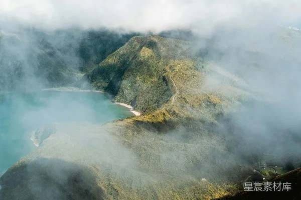 高清摄影 云雾缭绕的山间湖泊