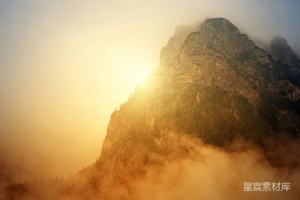 高清摄影 晨曦中的云雾山峰