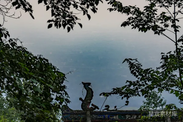 高清摄影 树梢下的古建筑与远山