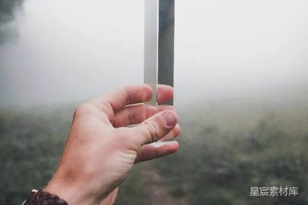 高清摄影 手持水晶柱的自然景观