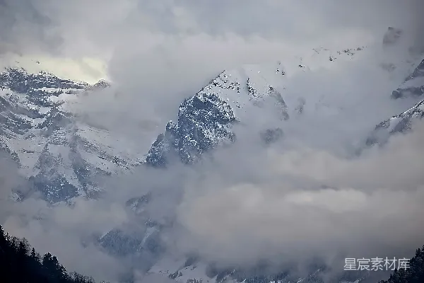 高清摄影 云雾缭绕的雪山