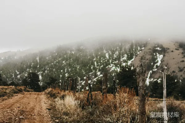 高清摄影 雾中木栅栏与山景