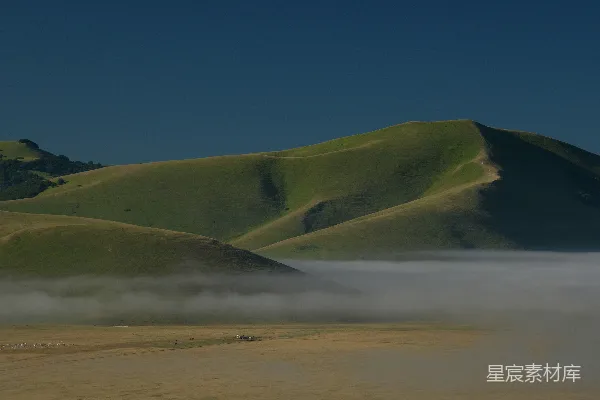 高清摄影 云海与山丘的宁静晨景