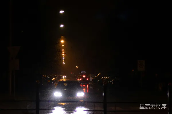 高清摄影 夜色中的街灯与车影