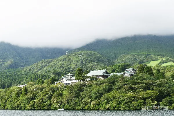 高清摄影 雾中静谧的湖畔建筑