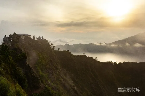 高清摄影 日落时分的火山口湖