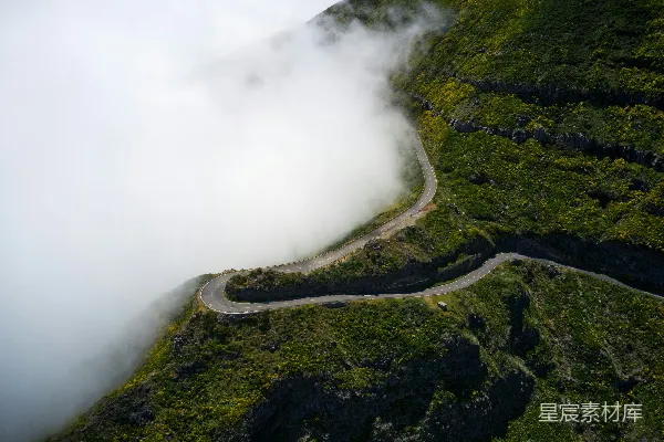 高清摄影 云雾缭绕的山间公路