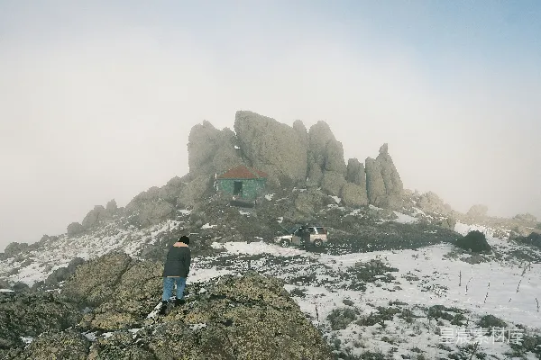 高清摄影 雪中的山巅小屋
