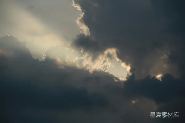 高清摄影 夕阳透过云层