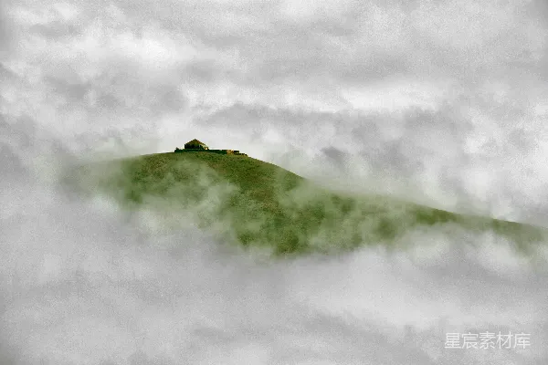 高清摄影 云雾缭绕的山顶小屋