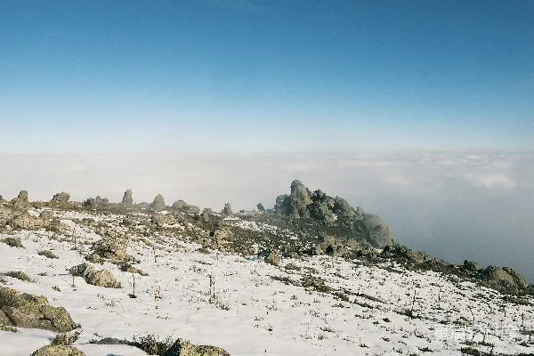 高清摄影 雪覆山巅，云海苍茫