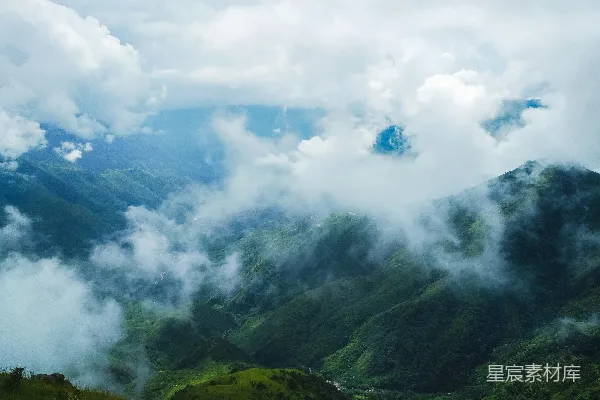 高清摄影 云雾缭绕的山间风光