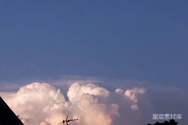高清摄影 夕阳下的屋顶与云海