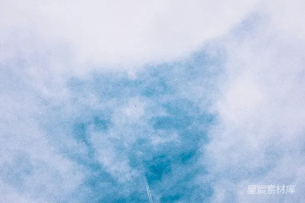 高清摄影 云层中的空中列车