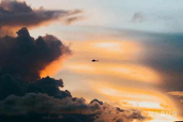 高清摄影 夕阳下的直升机剪影
