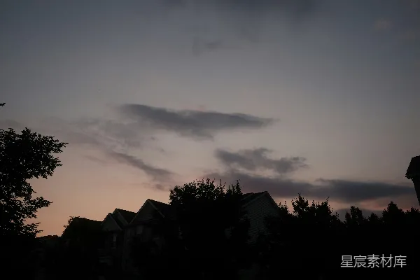 高清摄影 黄昏时分的云层与建筑剪影