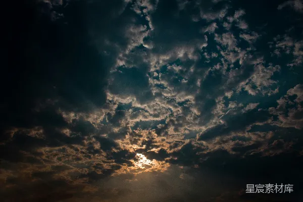 高清摄影 夕阳余晖穿透云层