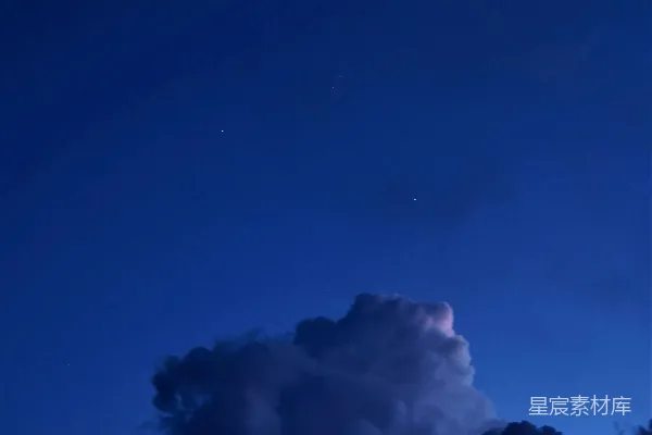 高清摄影 夜空下的云与星星