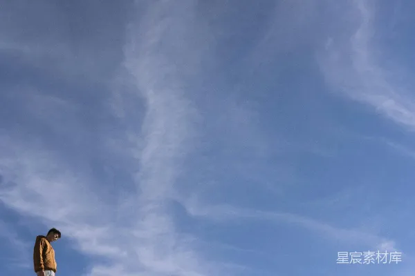 高清摄影 仰望天空的孤独者