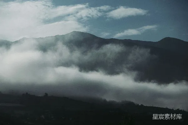 高清摄影 云雾缭绕的山峦
