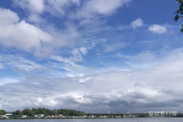 高清摄影 蓝天白云下的宁静湖景