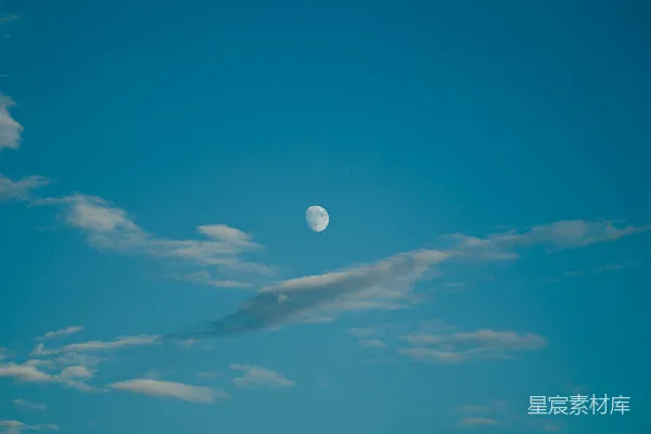 高清摄影 晴空中的弯月