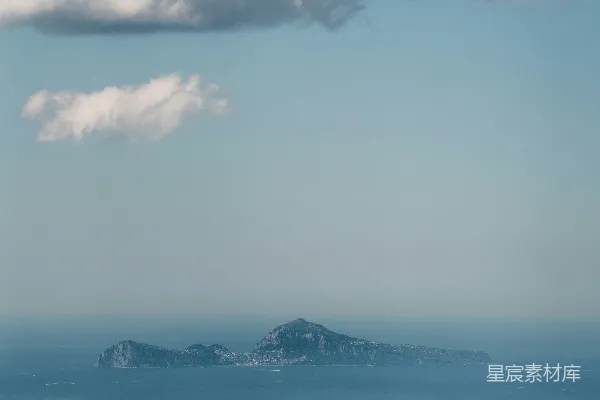 高清摄影 云海中的孤岛