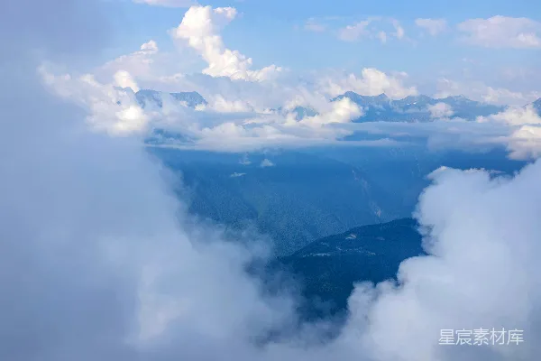 高清摄影 云海中的山峦