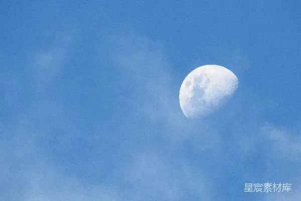 高清摄影 晴空中的半圆月亮