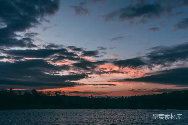 高清摄影 暮色下的宁静湖景
