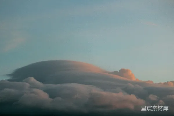 高清摄影 云海中的山峰轮廓