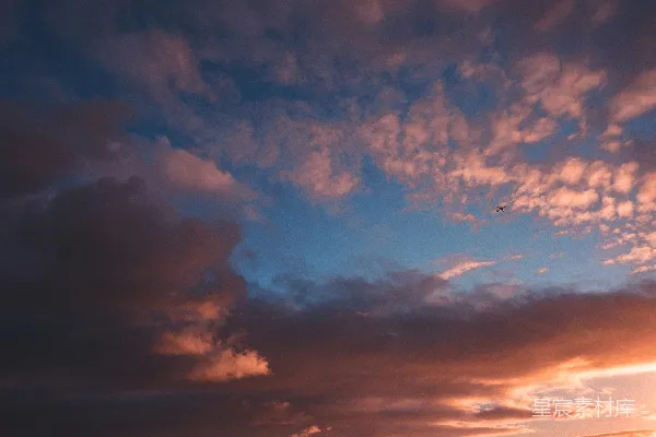 高清摄影 夕阳下的飞机剪影