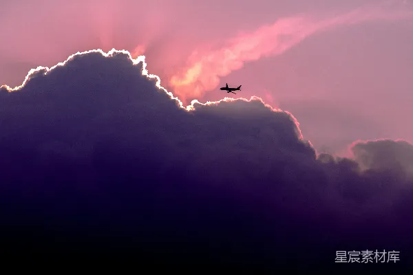 高清摄影 夕阳下的飞机剪影