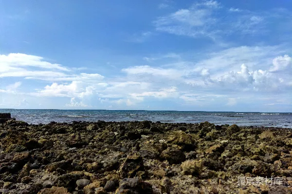 高清摄影 海岸礁石与蓝天