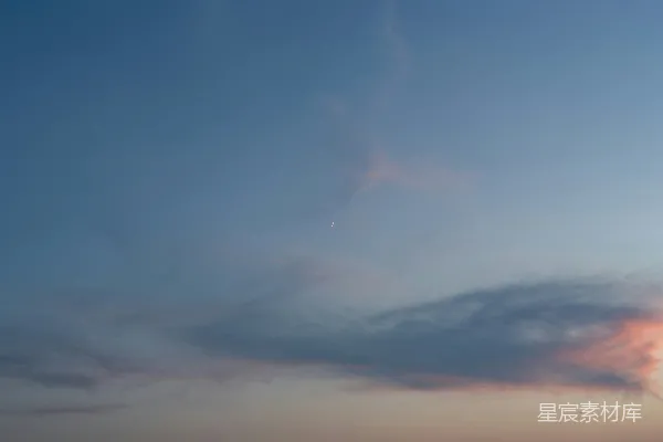 高清摄影 晨曦初露，弯月与云彩的交响