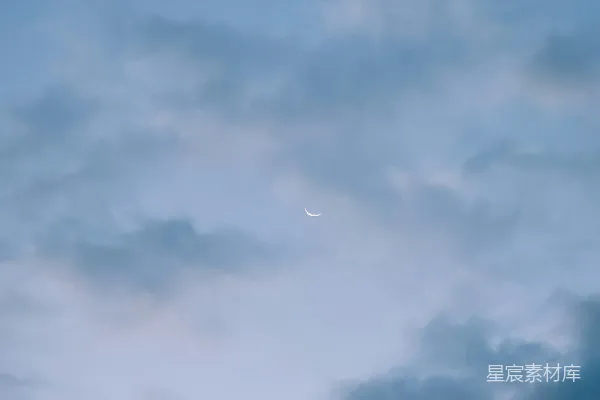 高清摄影 云层中的新月