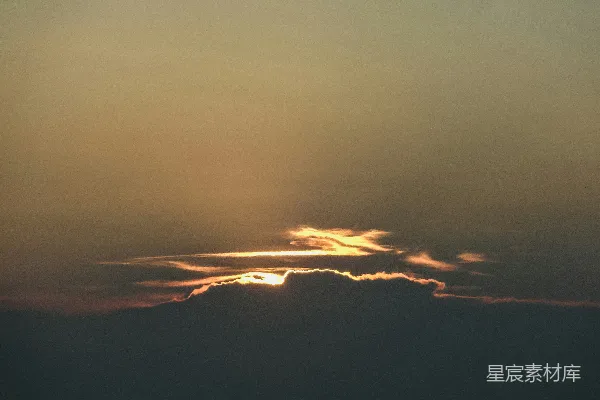 高清摄影 云层中的夕阳