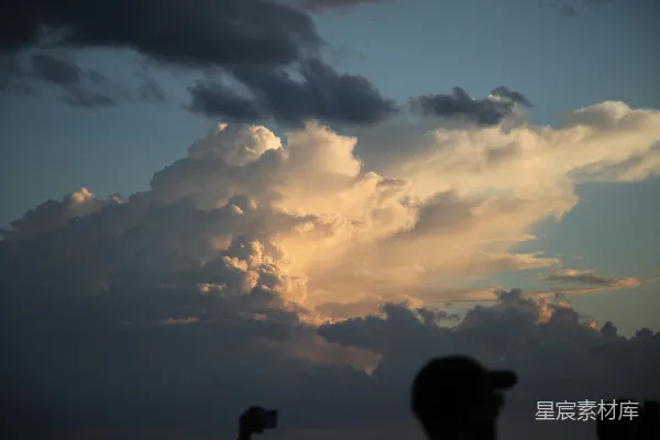 高清摄影 云层中的夕阳