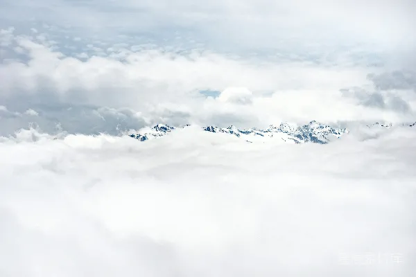 高清摄影 云海之巅的雪山