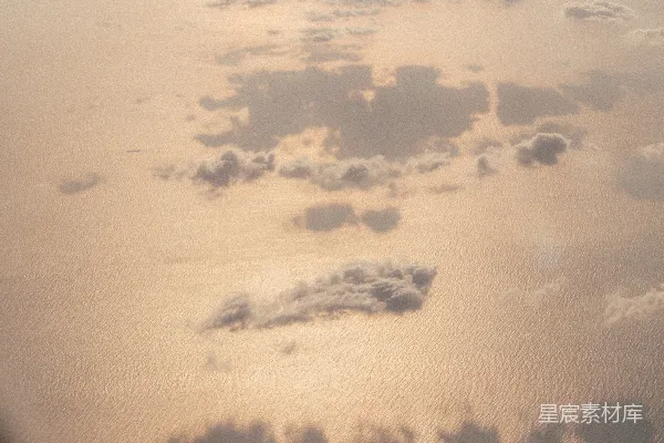 高清摄影 空中俯瞰的沙漠与云层