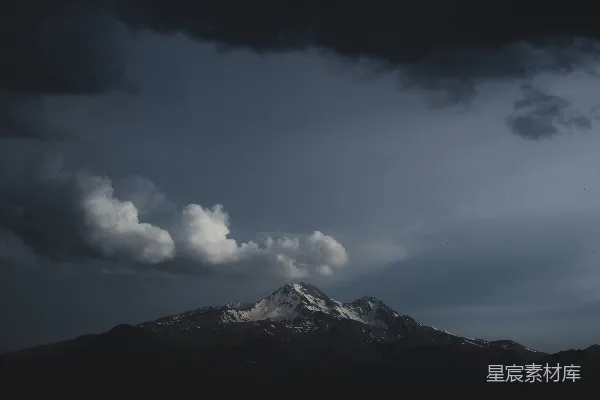 高清摄影 云雾缭绕的雪山