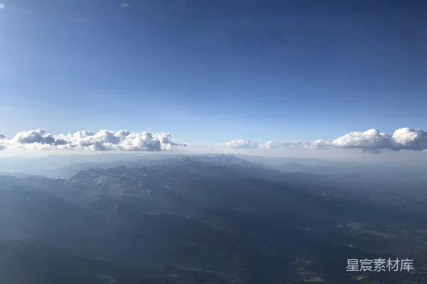 高清摄影 蓝天下的山脉与云海