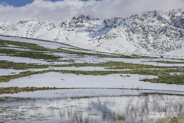 高清摄影 雪山倒映的宁静湖景