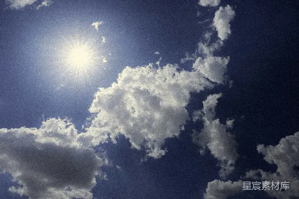 高清摄影 晴空万里，阳光与云朵的和谐