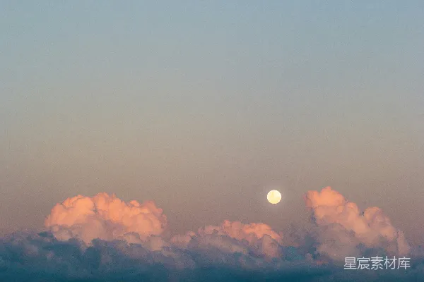 高清摄影 夕阳下的云与月亮