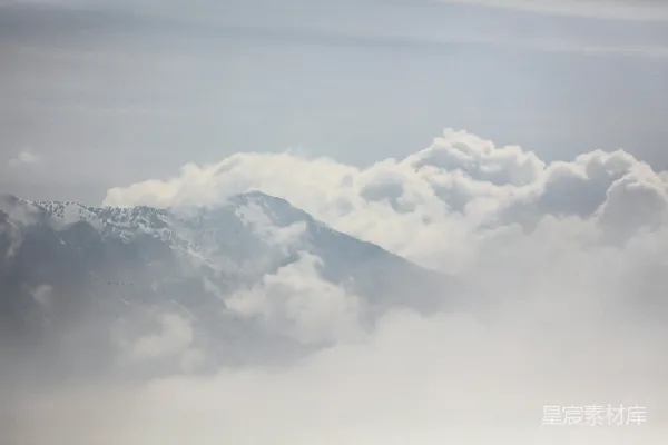 高清摄影 云雾缭绕的雪山