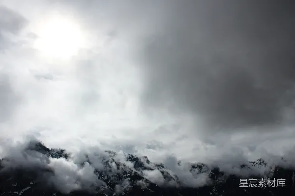 高清摄影 云雾缭绕的山峰